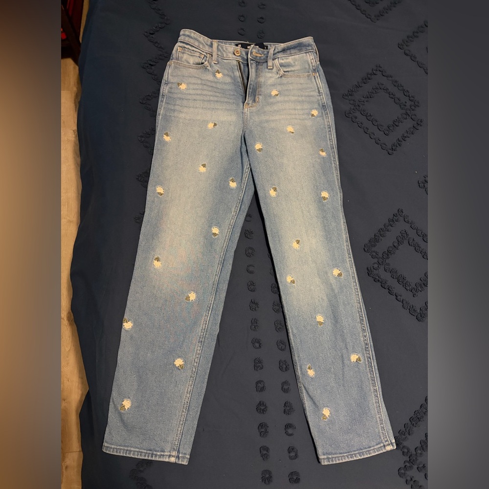Hollister Ultra-High Rise Mom Jean Vintage Stretch with White Rose Appliqués